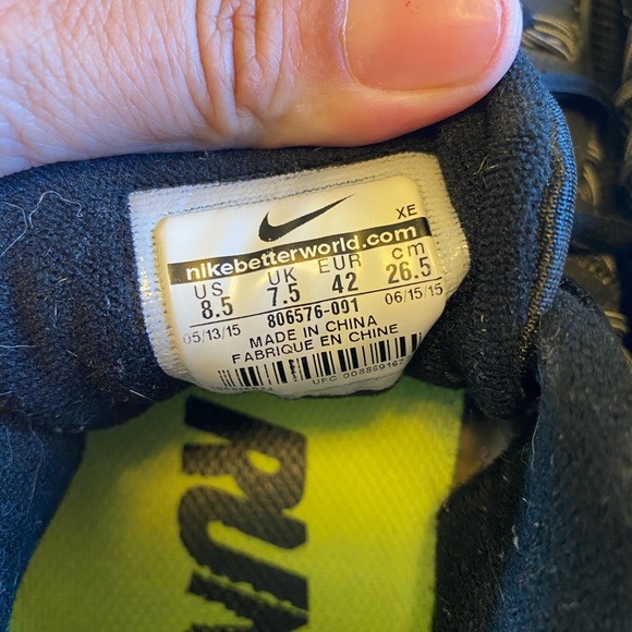 Hard to find Nike shoes black, turns iridescent - Picture 9 of 12